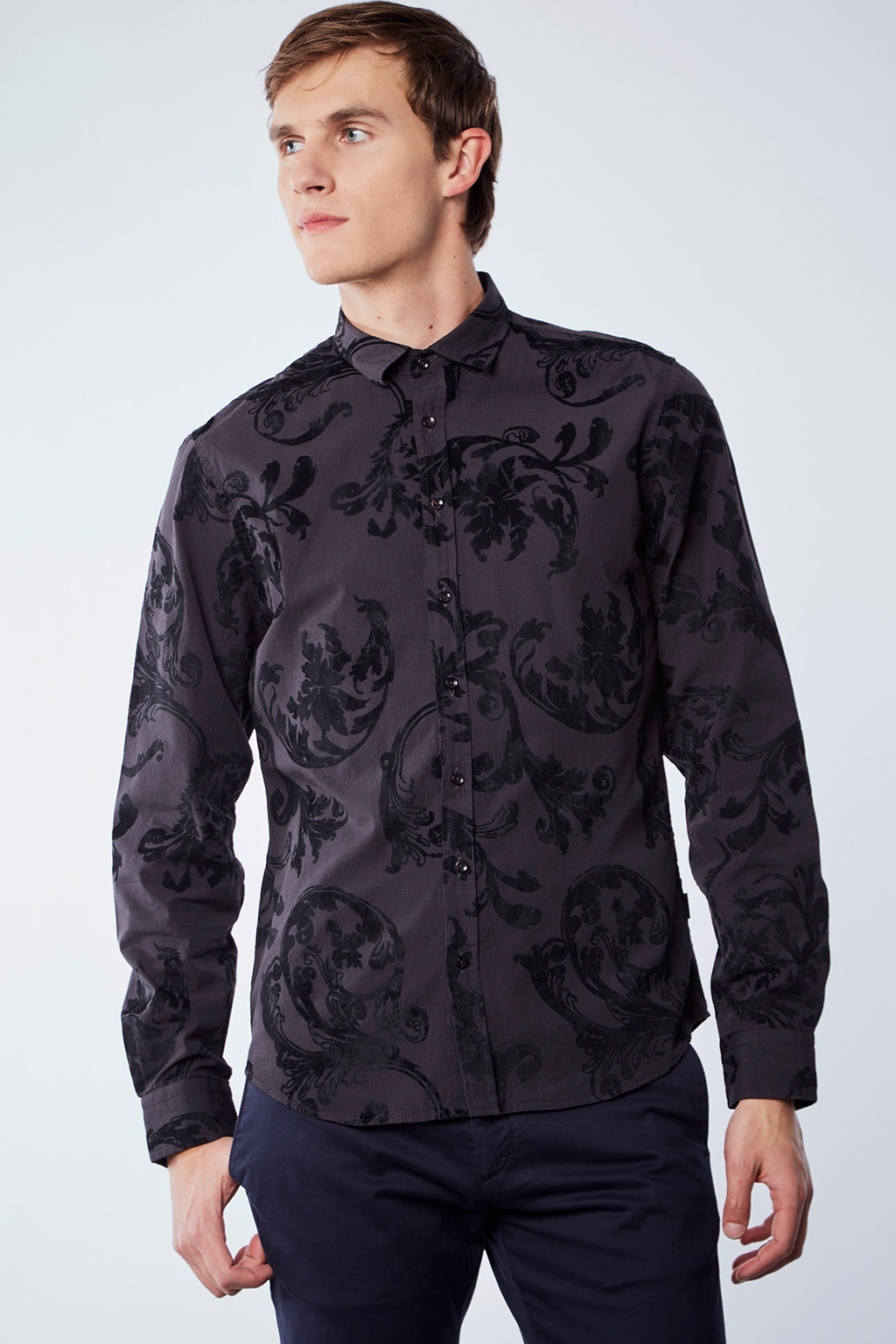 Vente privée Izac disponible sur Showroomprivé vêtements et accessoires pour homme, chemise grise et noire à motif